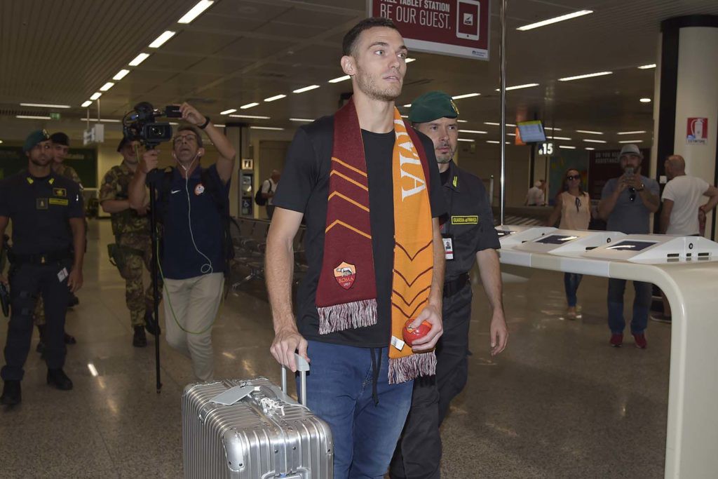 Vermaelen arrives with his suitcase full of winner's medals. (AS Roma)