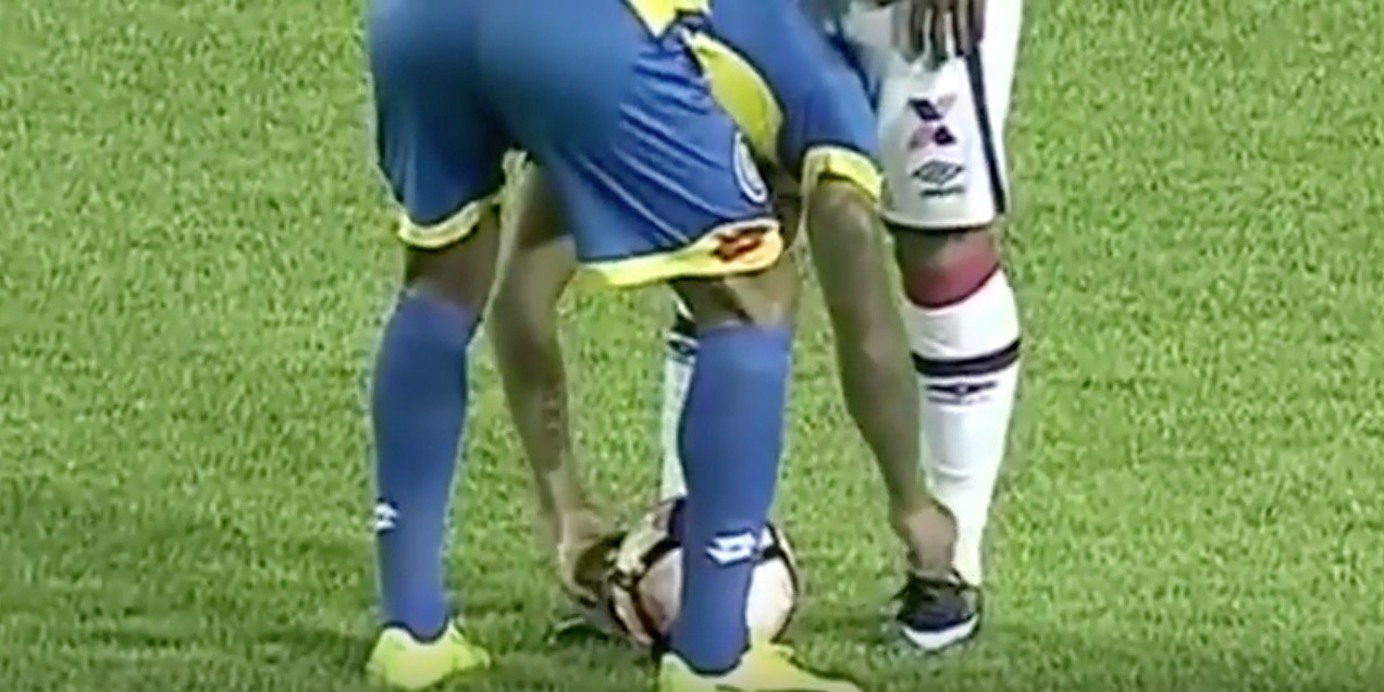 Incredibly Petty Footballer Unties Opponent's Shoe During Copa