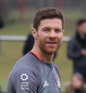 Xabi_Alonso_Training_2017-03_FC_Bayern_Muenchen-3_28cropped29.jpg